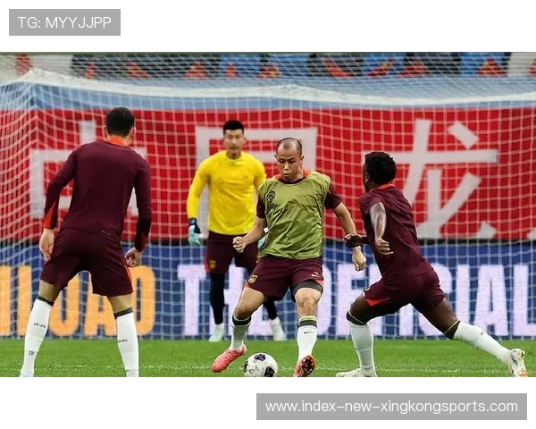 足球中场拦截后一脚长传破局