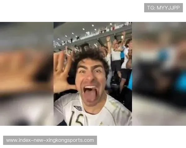 足球中场断球后单刀破门,全场疯狂!带你体验足球最激动人心瞬间 足球中场断球后单刀破门,全场疯狂!带你体验足球最激动人心瞬间