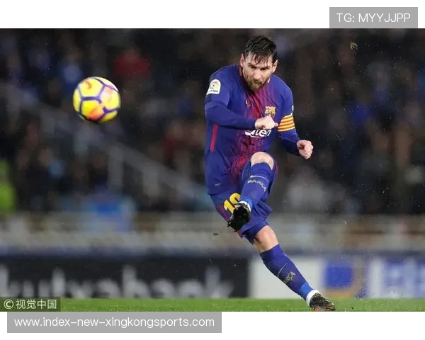 梅西与队友玩射门游戏,笑得像个孩子 梅西与队友玩射门游戏,笑得像个孩子