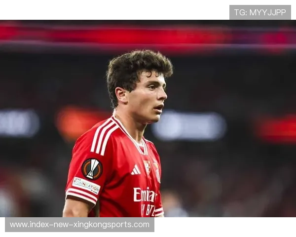 本菲卡若昂内维斯任意球绕过人墙进球——技艺与激情的完美展现