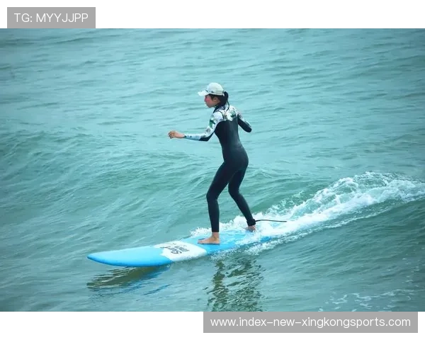 冲浪选手浪上失误竟做出超帅姿势