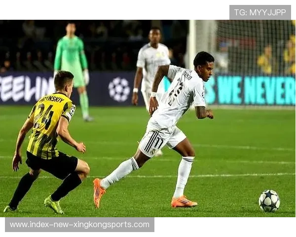 皇马左路连线撕开对手防线，精准传中送入网窝